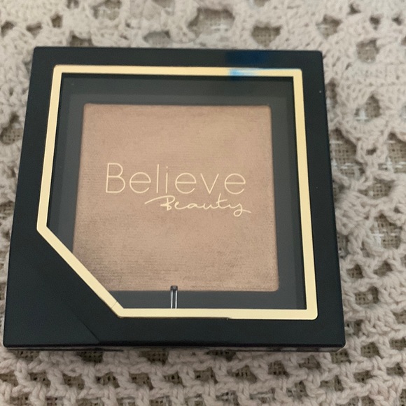 Radiant finish and highlighter in “Champagne kiss”. Has beautiful pigment - Picture 1 of 1